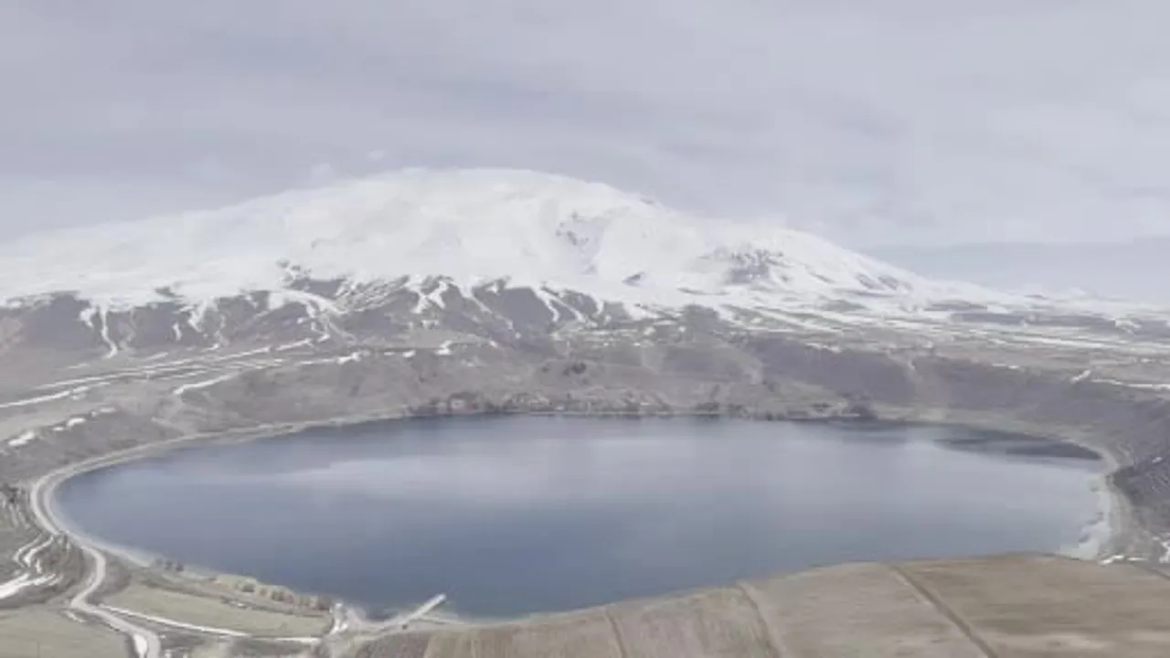 Aygır Gölü: Süphan Dağı Yansımalarıyla Mevsimsel Değişen Bir Doğa Manzarası