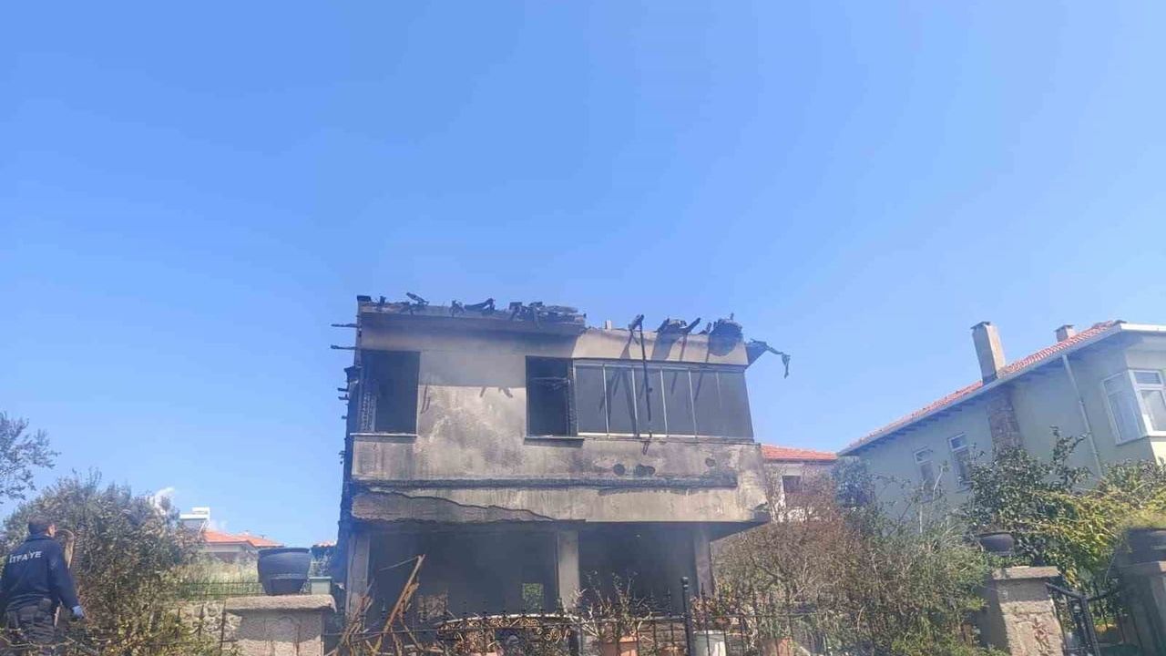 Ayvacık Çakıl Sitesi'ndeki villada yangın söndürüldü; villa ağır hasar aldı