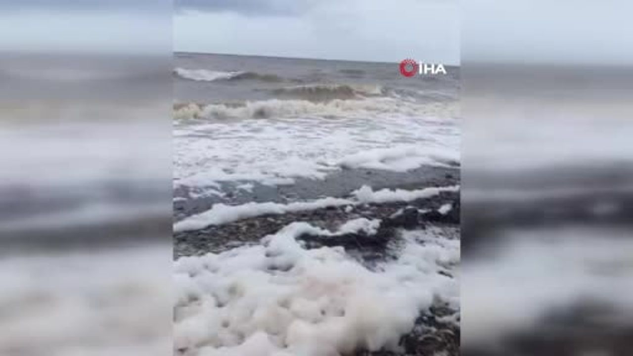 Ayvacık Sazlı sahilinde şiddetli dalgalar sonucu deniz köpüğü oluştu