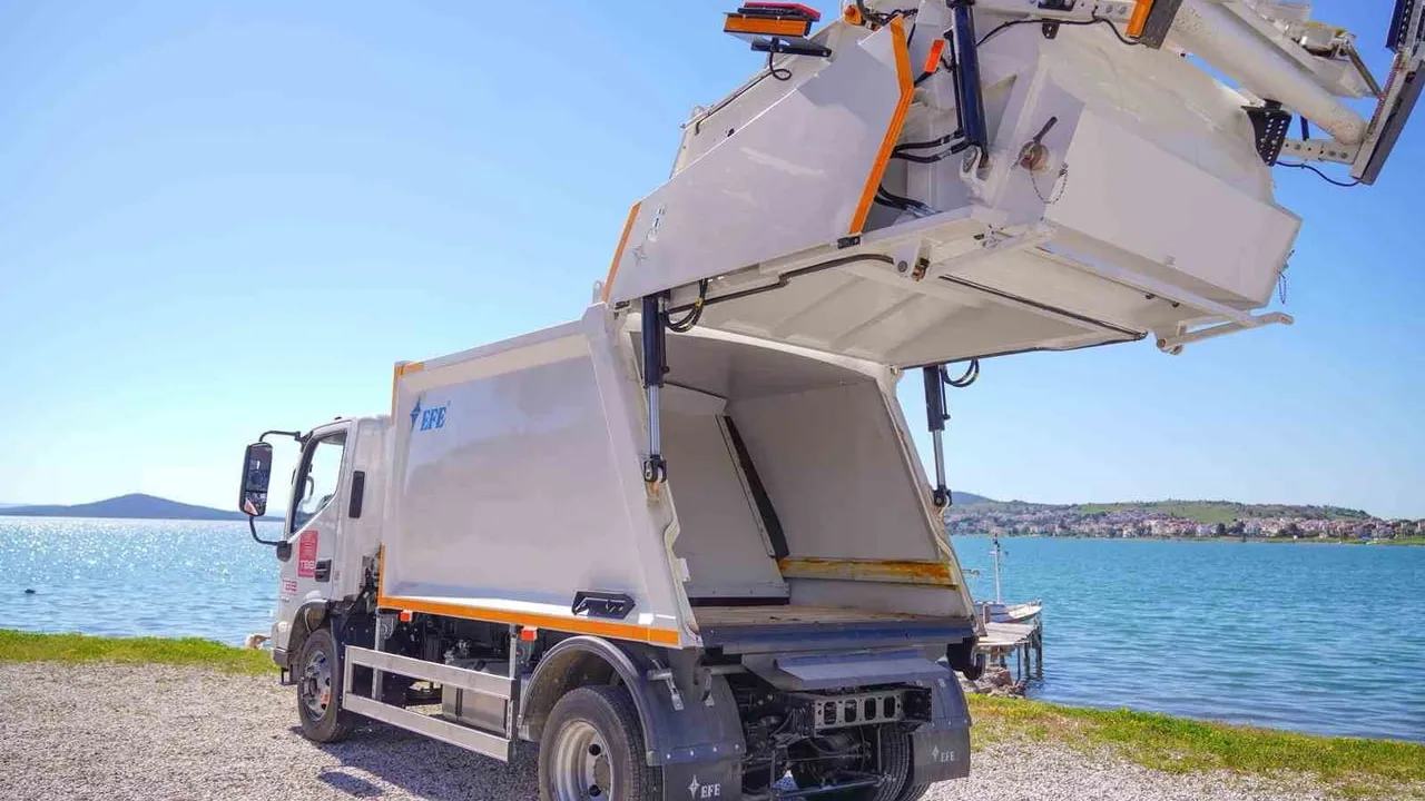 Ayvalık Belediyesi’ne Türkiye Belediyeler Birliği’nden hibe çöp kamyonu