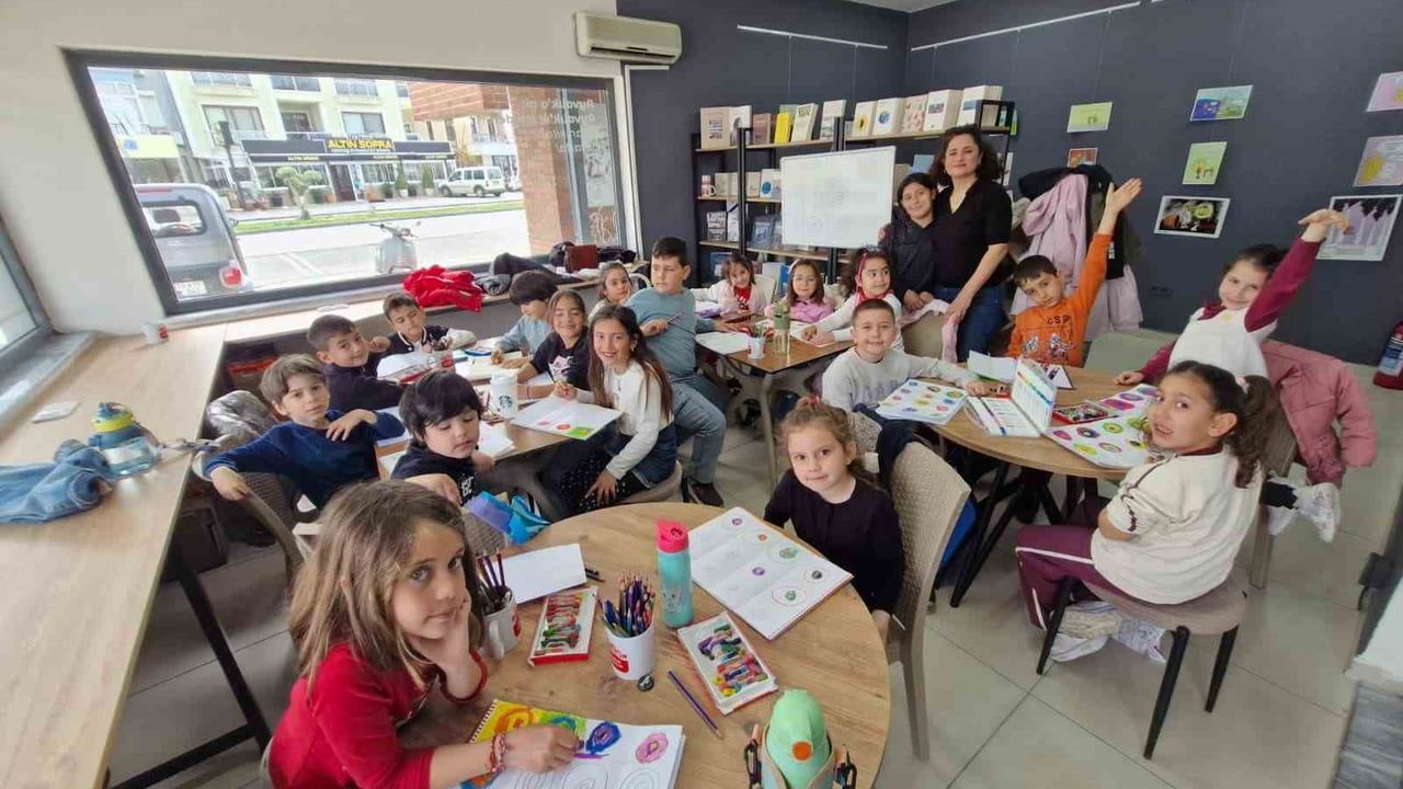 Ayvalık Belediyesi’nin Resim ve Kara Kalem Atölyelerine Çocuklardan Yoğun İlgi