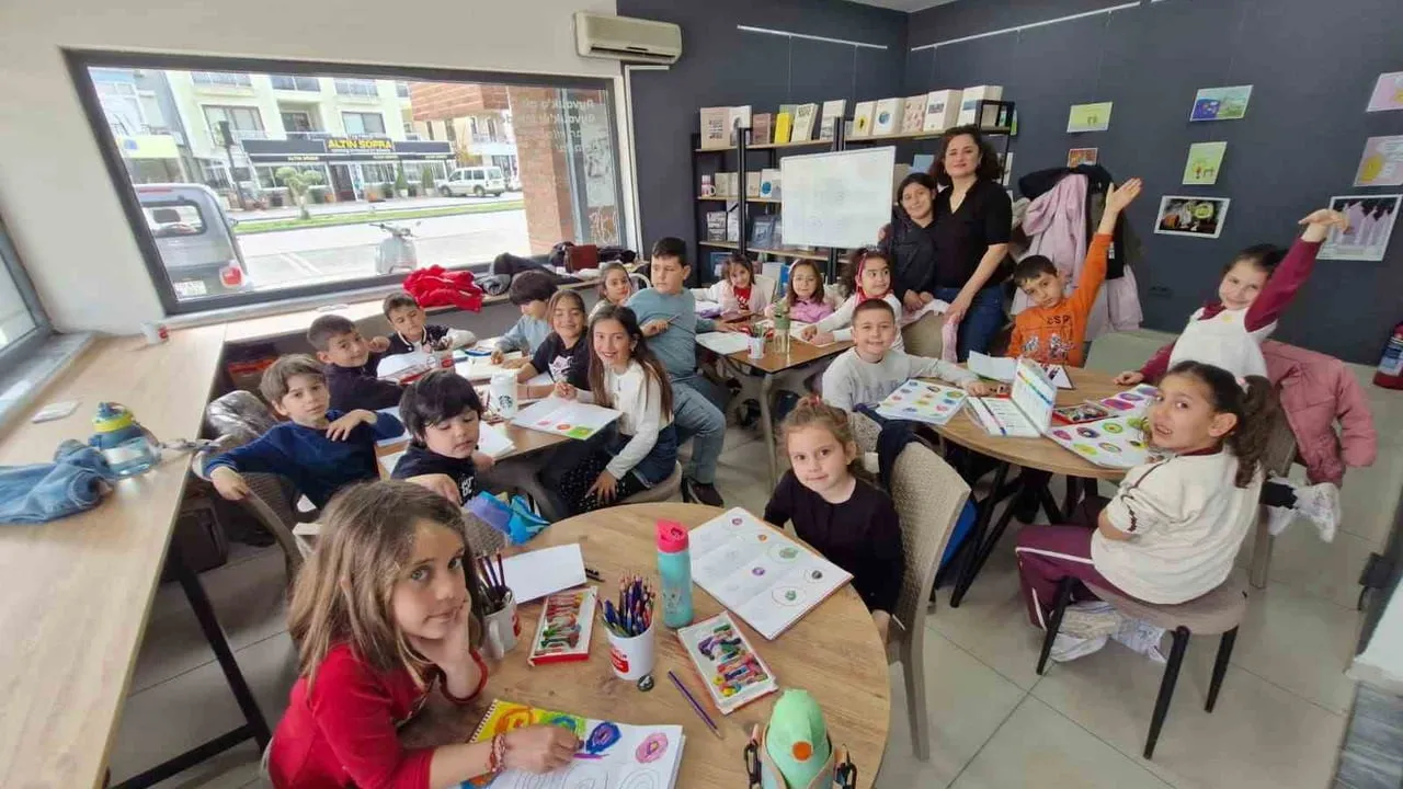 Ayvalık Belediyesi'nin Resim ve Kara Kalem Atölyelerine Çocuklardan Yoğun İlgi