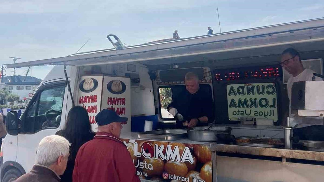 Ayvalık'ta Hüsamettin Cindoruk İçin Sela ve Lokma Hayrı Düzenlendi