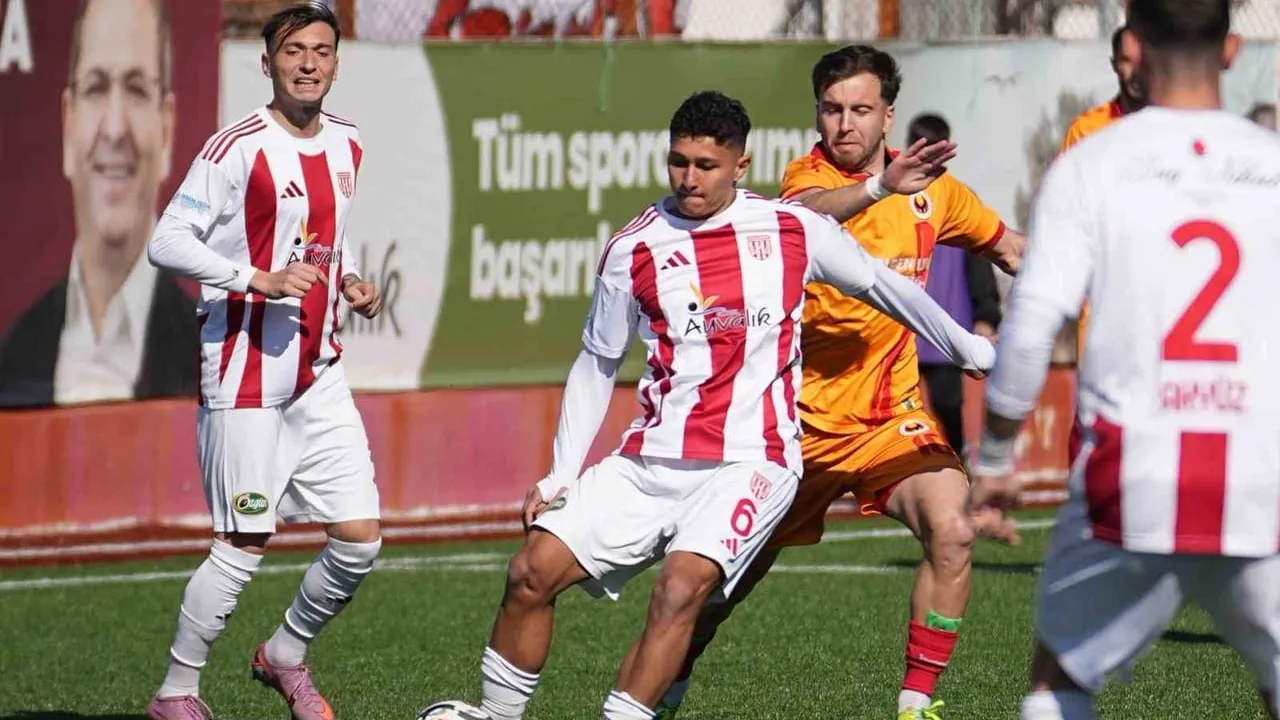 Ayvalıkgücü'nün 20 yaşındaki ön libero oyuncusu Emirhan Boz, dört büyük ve Anadolu kulüplerinin takibinde