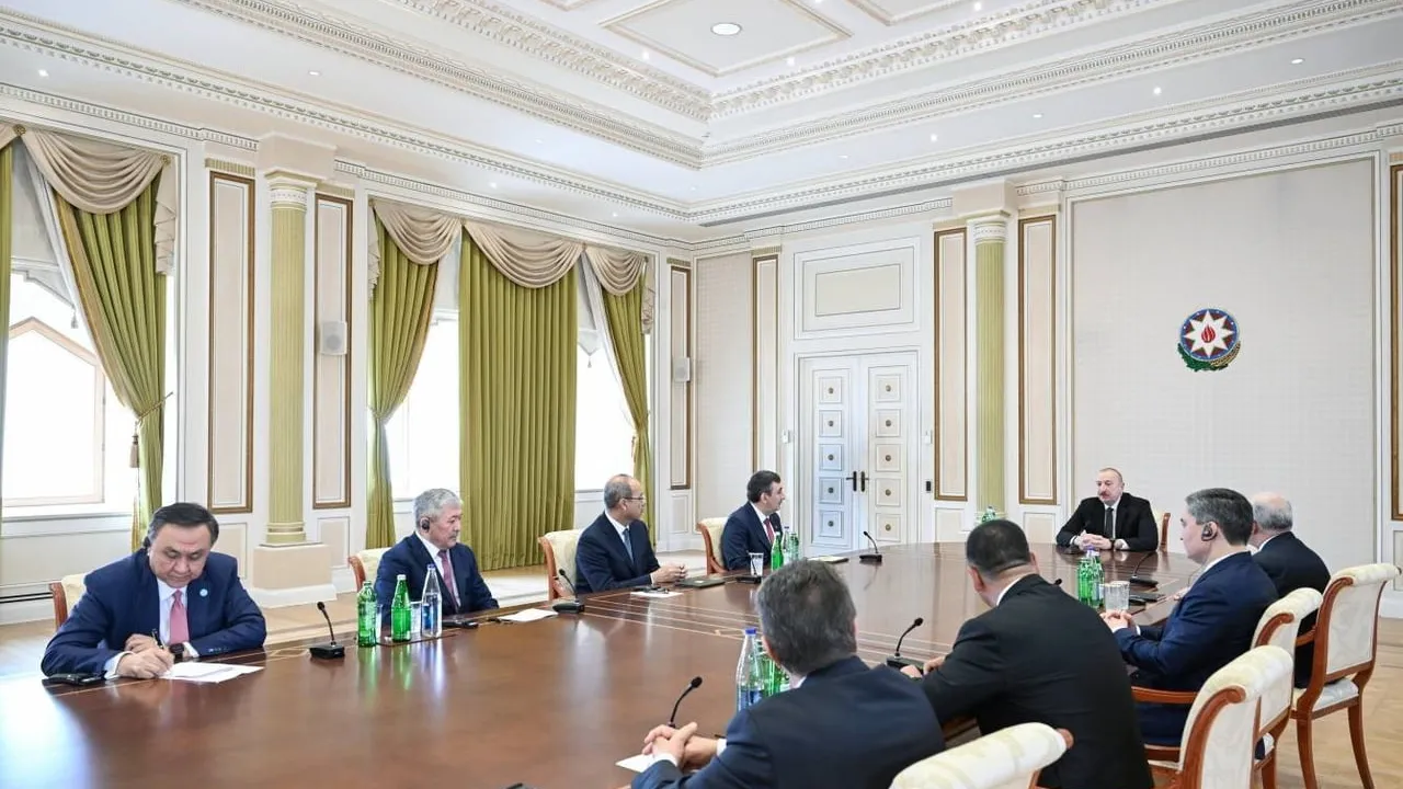 Azerbaycan Cumhurbaşkanı Aliyev, TDT 2. Hükümet Başkanları Toplantısı katılımcılarını kabul etti
