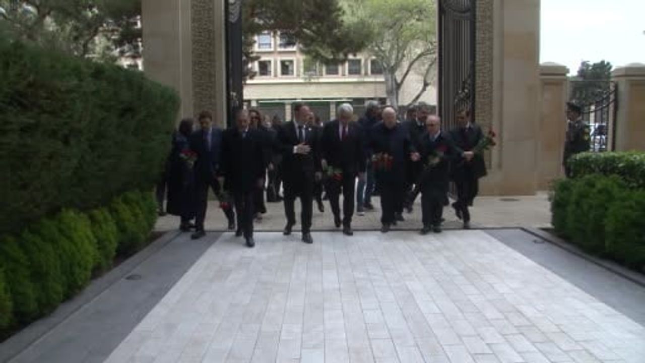 Azerbaycan-Türkiye-KKTC Dostluk Grubu Bakü'de Haydar Aliyev Mezarı ve Türk Şehitliğini Ziyaret Etti