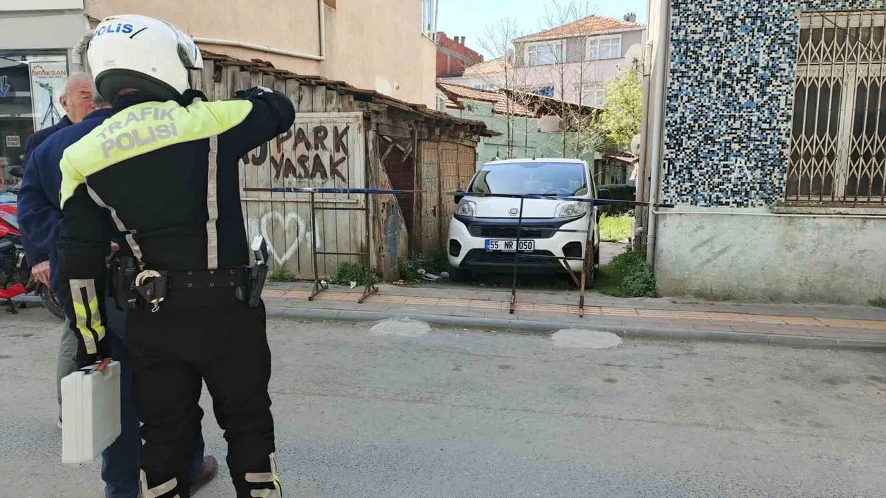 Bafra'da kaldırıma konulan bariyer nedeniyle 2 yaşındaki çocuk yaralandı