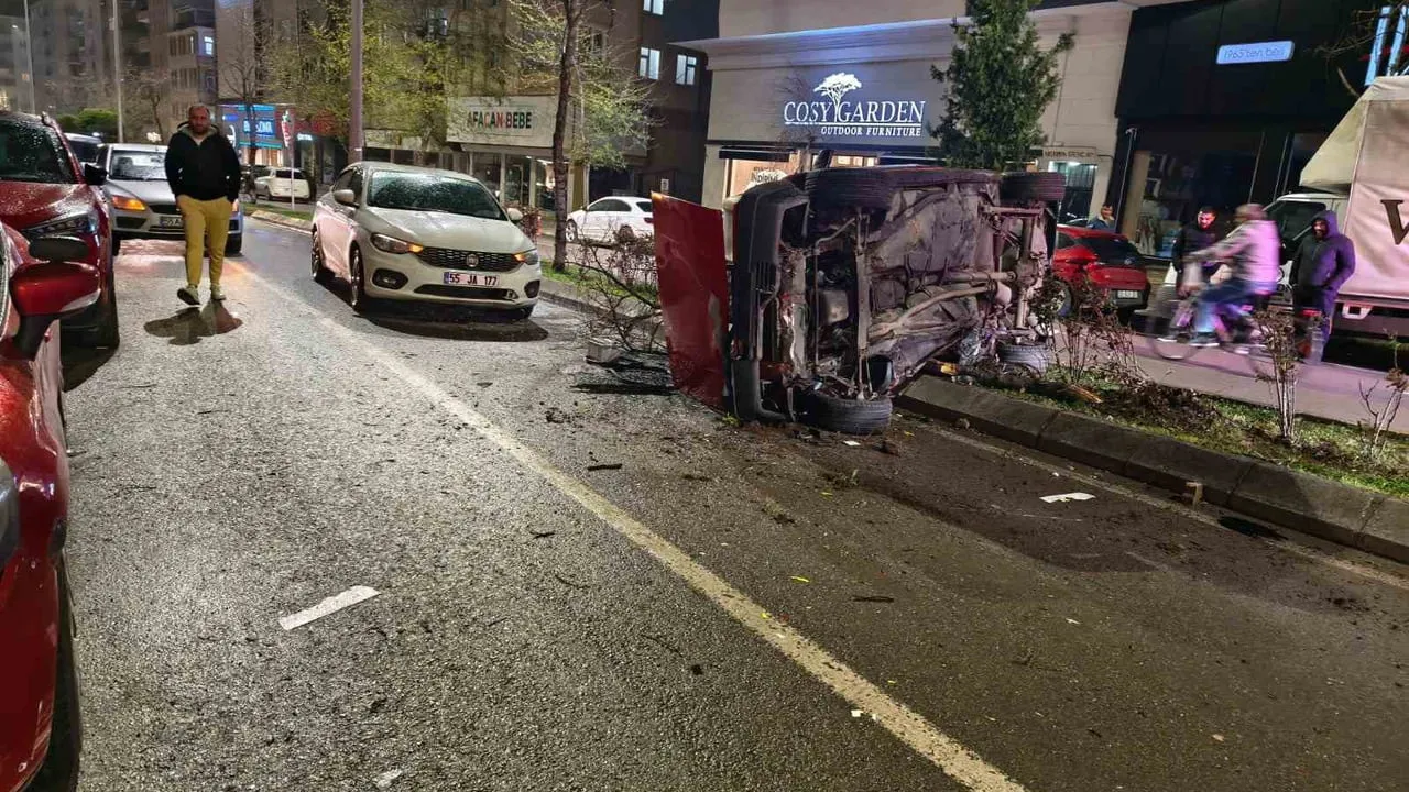 Bafra'da refüjdeki ağaca çarpan otomobilin devirdiği ağaç karşı şeritteki araca düştü: 1 yaralı