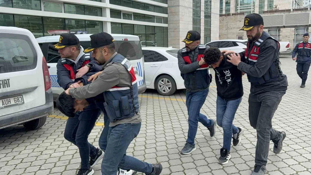 Bafra'da TikTok canlı yayınında terör propagandası: 2 inşaat işçisi adli kontrolle serbest