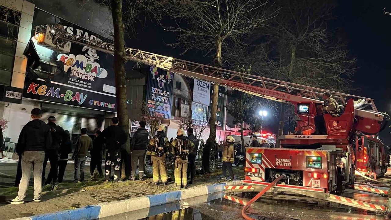 Bağcılar İSTOÇ'ta iki katlı oyuncak mağazasında çıkan yangın söndürüldü