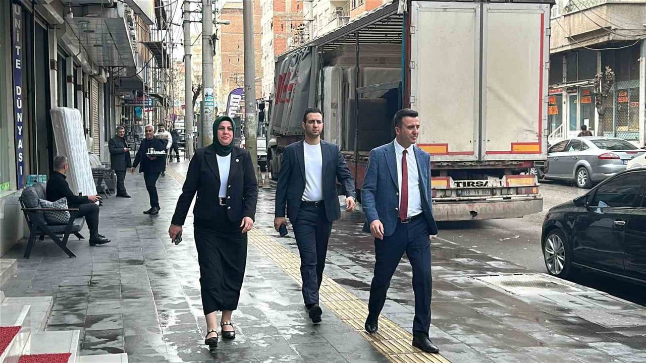 Bağlar Kaymakamı Necdet Özdemir, Muradiye Mahallesi'nde esnaf ve vatandaşlarla buluştu - Diyarbakır