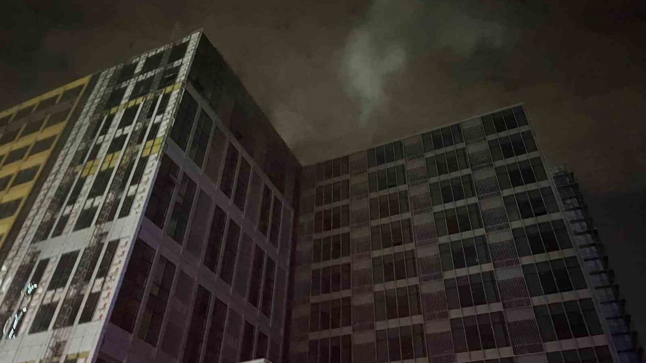 Bahçelievler'de İnşaat Halindeki 12 Katlı Binada Elektrik Paneli Yangını Söndürüldü