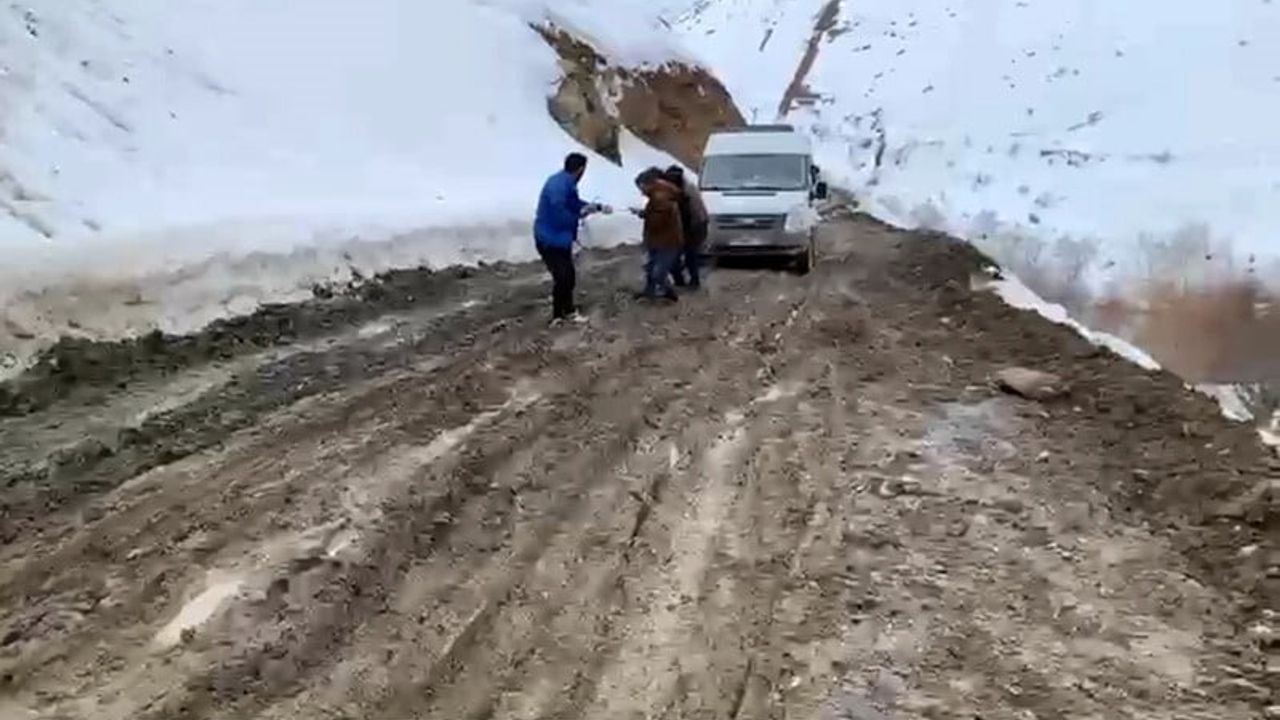 Bahçesaray’da çamurla mücadele: Özbeyli mezrası sakinleri araçlarını ip ile kurtarıyor