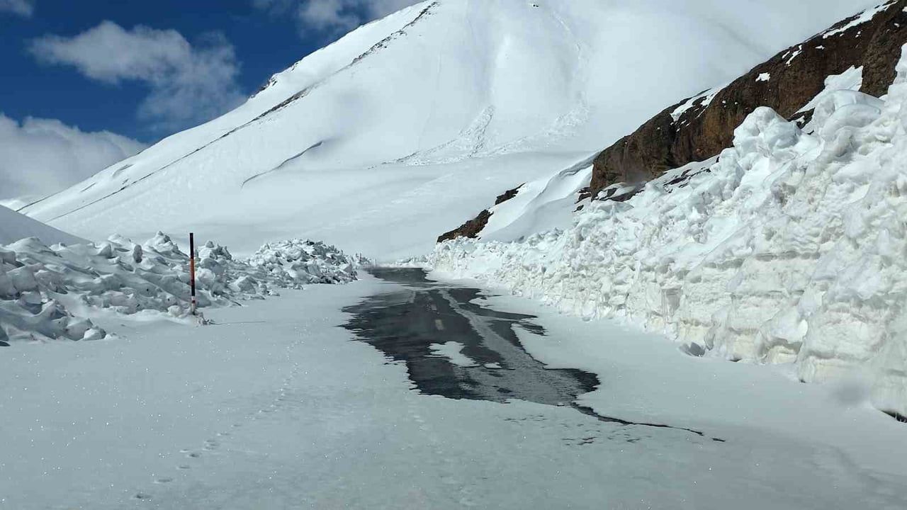 Bahçesaray yolunda yürütülen çalışmalar çığ riski nedeniyle durduruldu