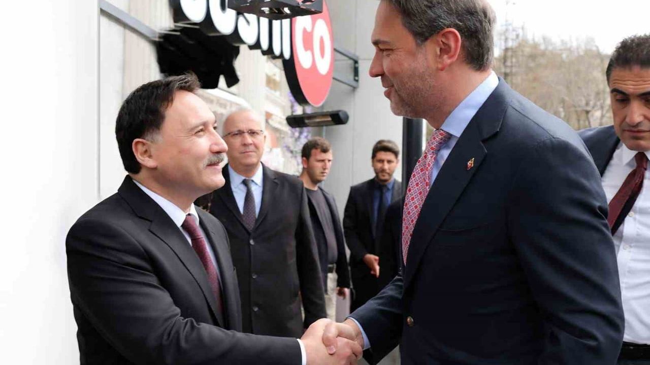 Bakan Alparslan Bayraktar, Kayseri Valisi Gökmen Çiçek’i Makamında Ziyaret Etti