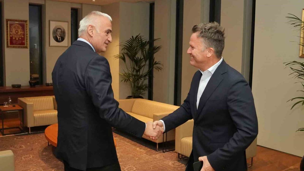 Bakan Ersoy, Jet2 ve Dertour yetkilileriyle Türkiye'nin turizm hedeflerini değerlendirdi