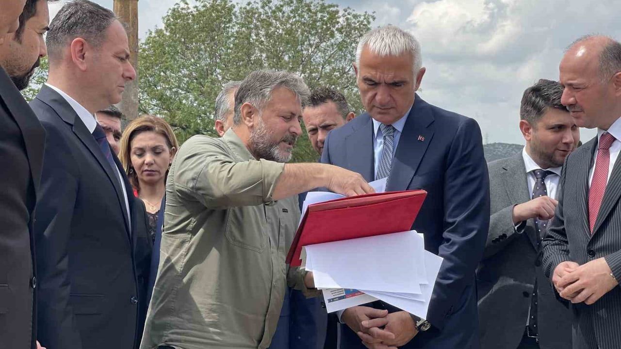 Bakan Ersoy Kastabala Antik Kenti'nde: Sütunlu Cadde ve Tiyatro İncelemesi