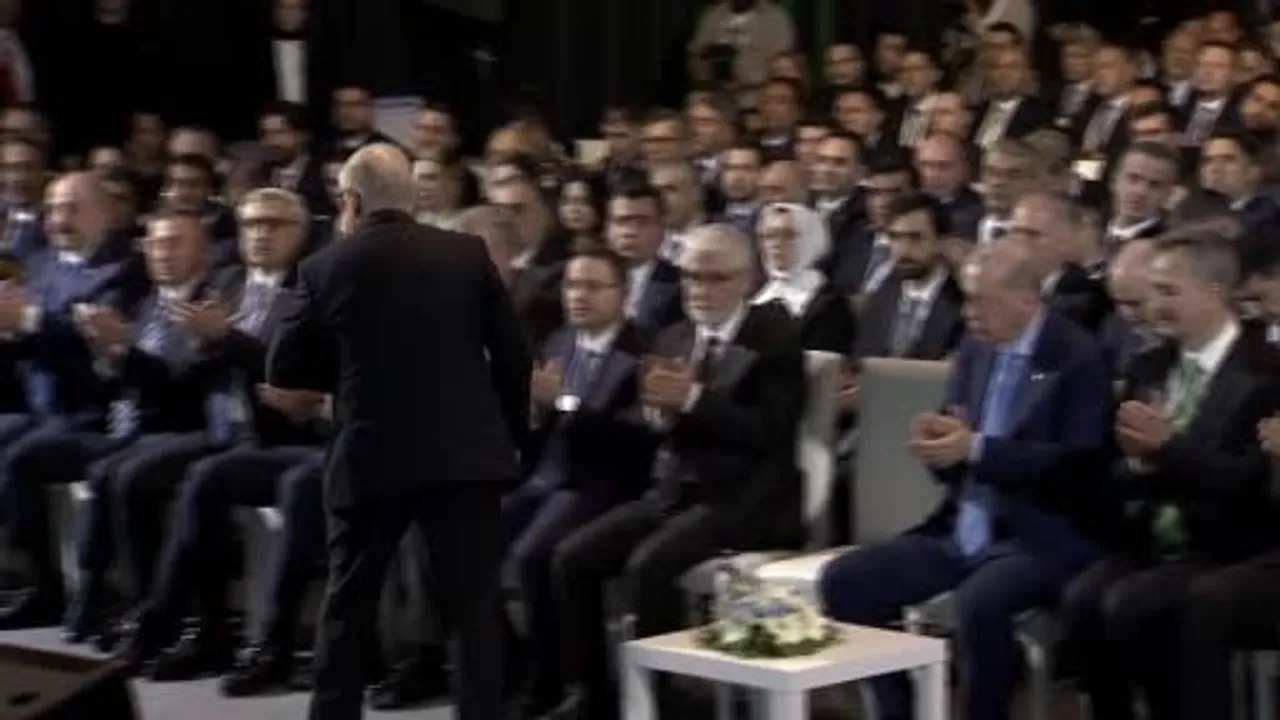 Bakan Güler: Çok yönlü hava savunma sistemleri, balistik ve seyir füzeleri savaşın seyrini belirliyor