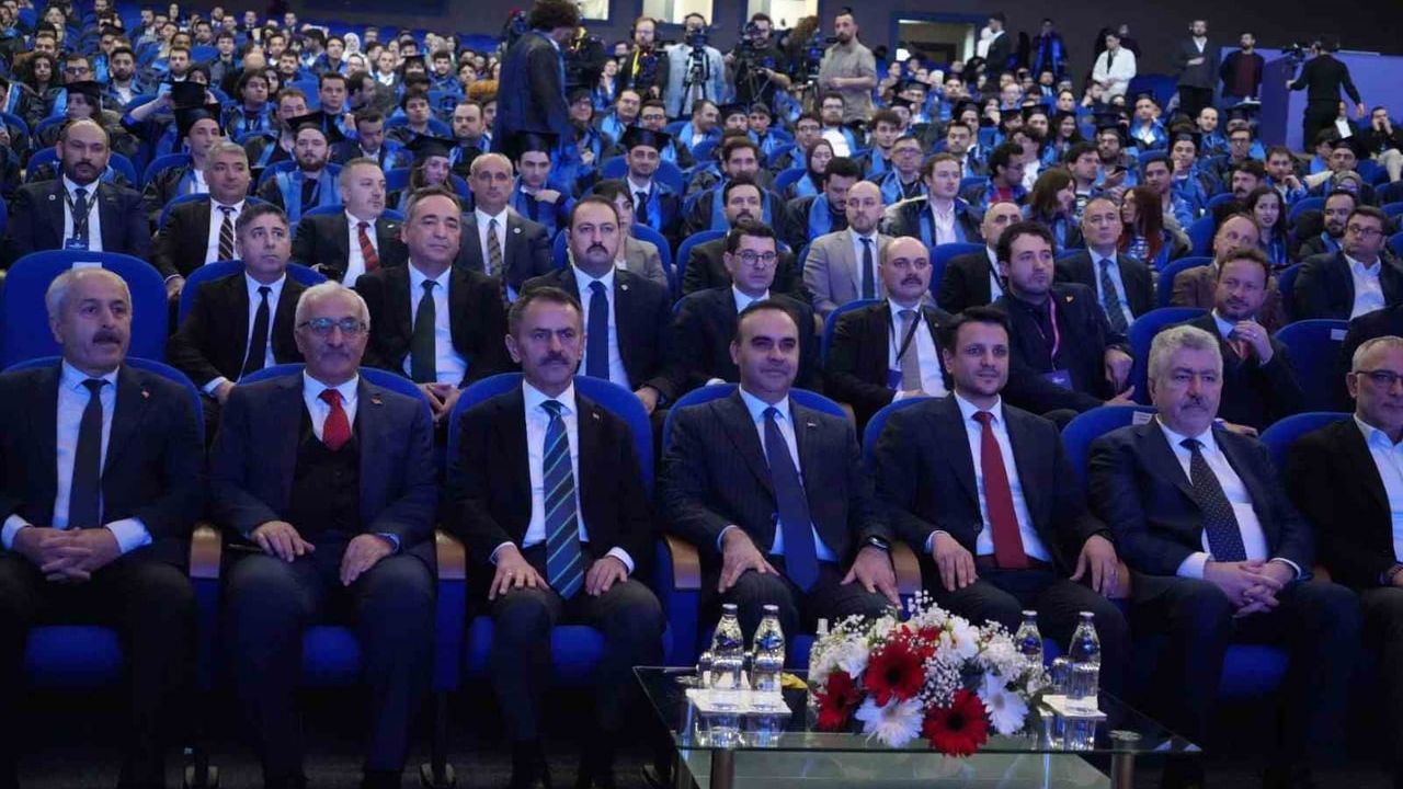 Bakan Kacır, 42 Türkiye'nin ilk mezuniyetinde 407 yeni nesil yazılımcının başarısını kutladı