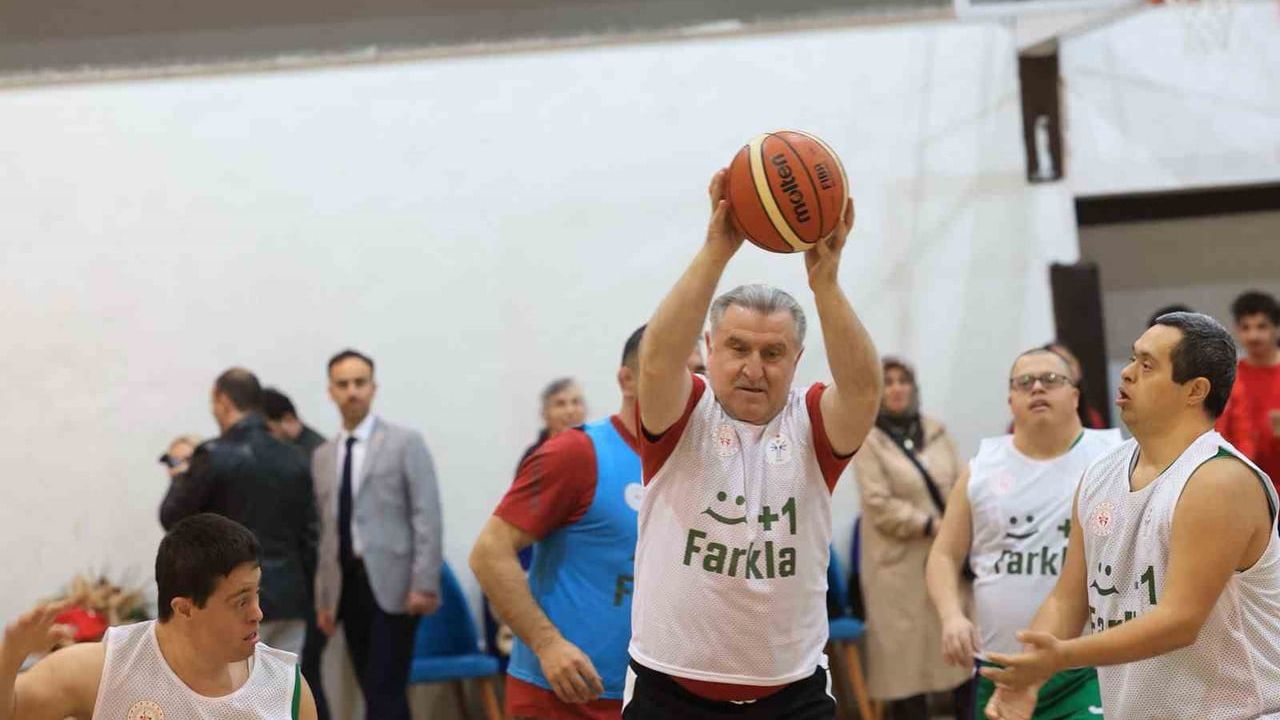 Bakan Osman Aşkın Bak, özel sporcularla Ankara'da basketbol maçında bir araya geldi