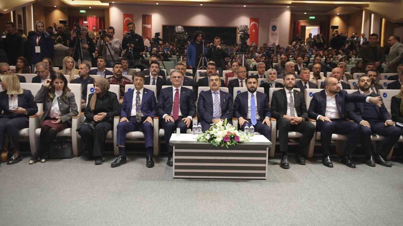 Bakan Tekin Van’da: 'Burası muz cumhuriyeti değil, hukuk devletidir' — Türkiye Yüzyılı Maarif Modeli ve yapay zekâ çalışmalarına vurgu