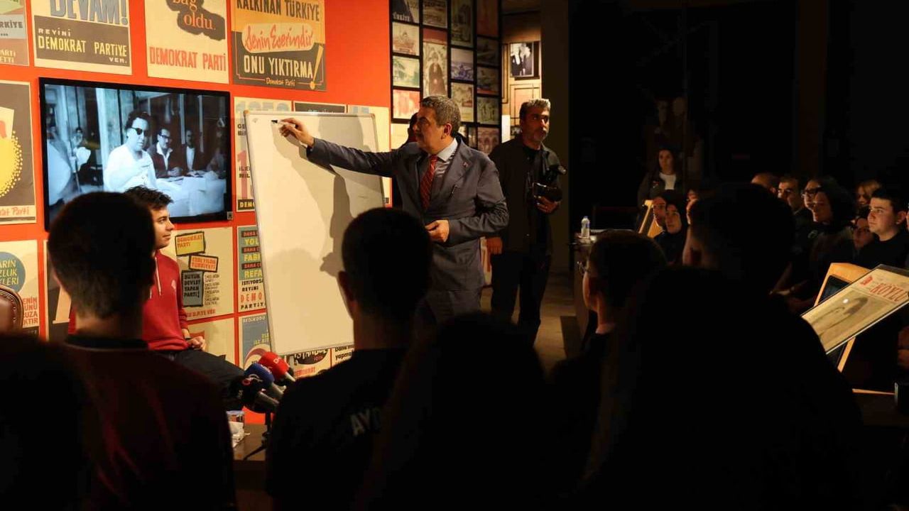 Bakan Yusuf Tekin Aydın'da öğrencilerle 'Demokrasi ve İnsan' dersinde buluştu