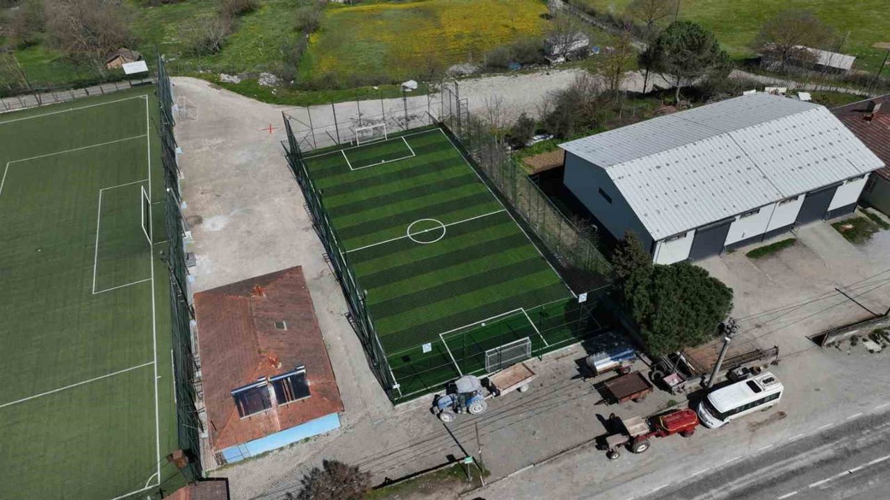 Balıkesir’de kırsal ve merkez mahallelere yeni ve yenilenen halı sahalar kuruluyor
