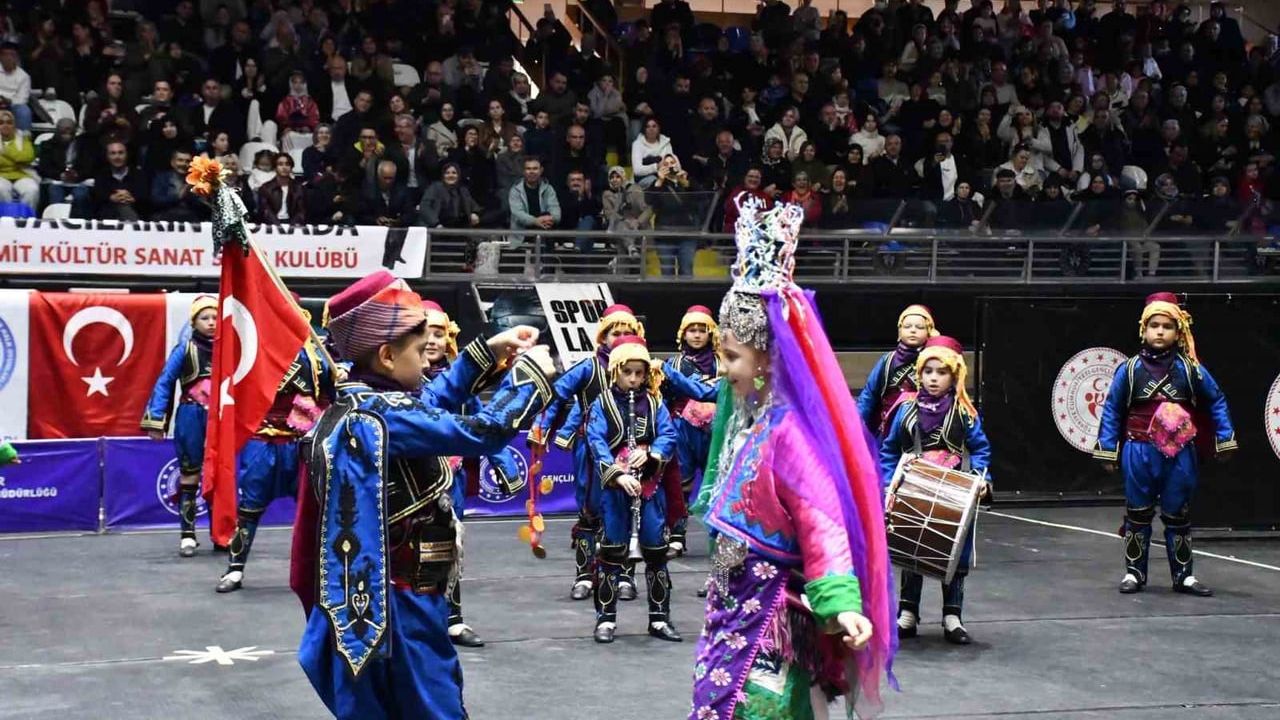Balıkesir'de Kulüpler Halk Oyunları İl Birinciliği Kurtdereli Spor Salonu'nda Yapıldı