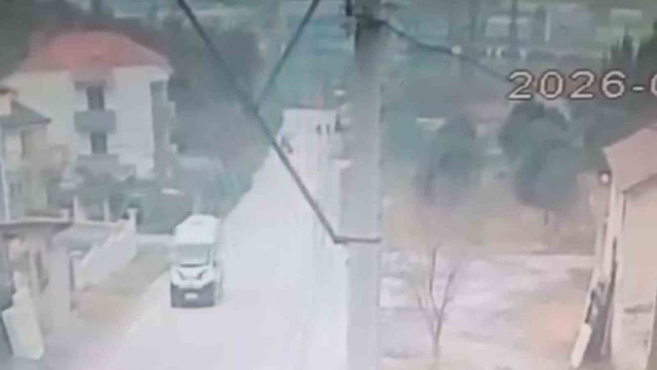 Balıkesir'de okul servisi kazası: E.Ç.'nin yaşamını yitirdiği görüntüler yayımlandı