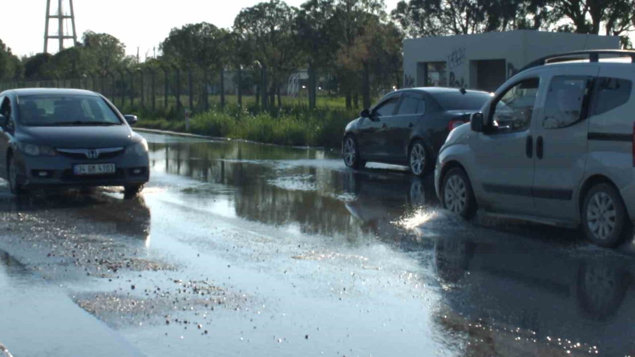 Balıkesir'de sağanak: Burhaniye'de araziler su altında kaldı, rögarlar taştı