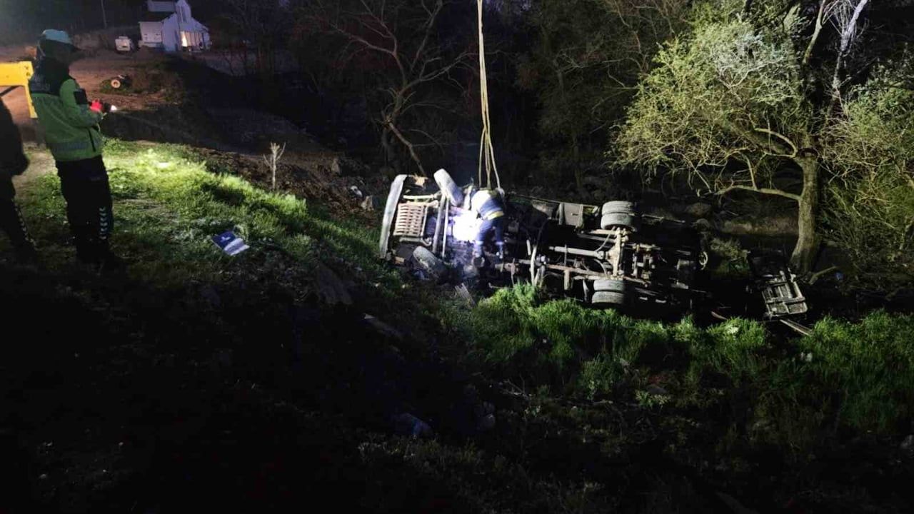 Balıkesir'de sepetli iş makinesi şarampole yuvarlandı: 1 ölü, 1 yaralı