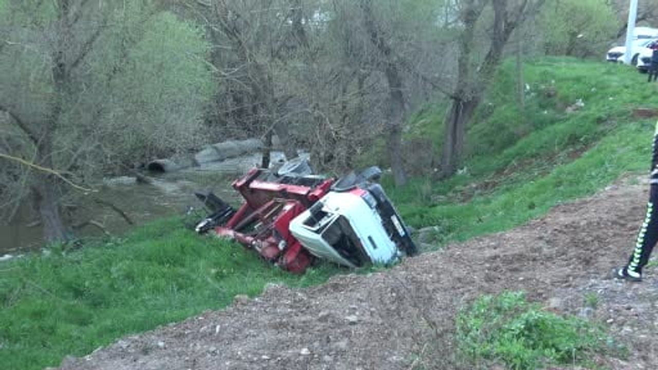 Balıkesir'de sepetli iş makinesinin şarampole devrilmesi: 1 kişi yaşamını yitirdi
