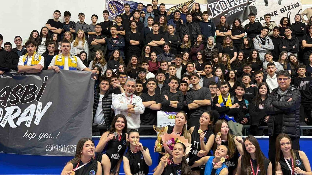 Balıkesir Muharrem Hasbi Anadolu Lisesi kız takımı voleybolda il şampiyonu
