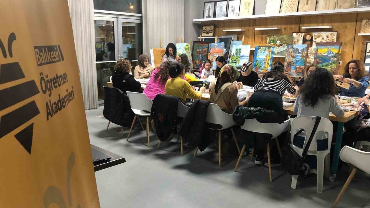 Balıkesir Öğretmen Akademileri'nde Müzik Temelli İfade ve Kolaj Atölyesi