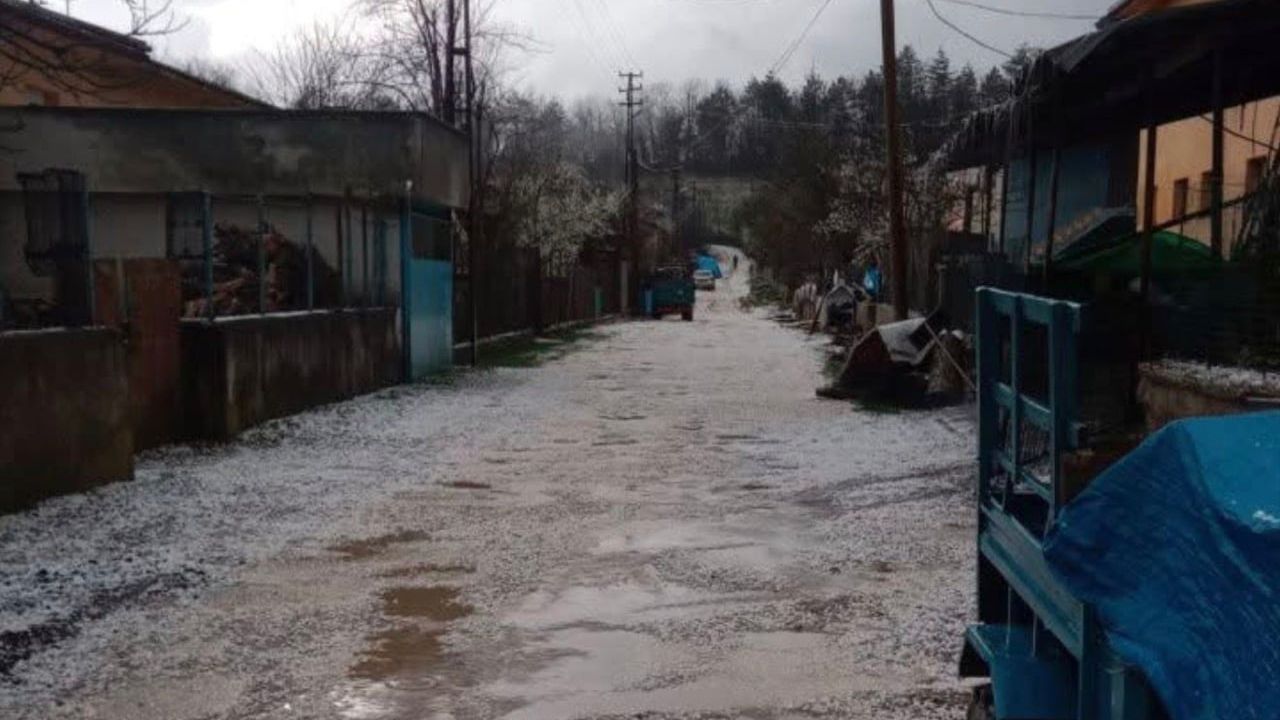 Bartın'da gece şimşeklerle aydınlandı; Abdipaşa dolu yağışıyla beyaza büründü