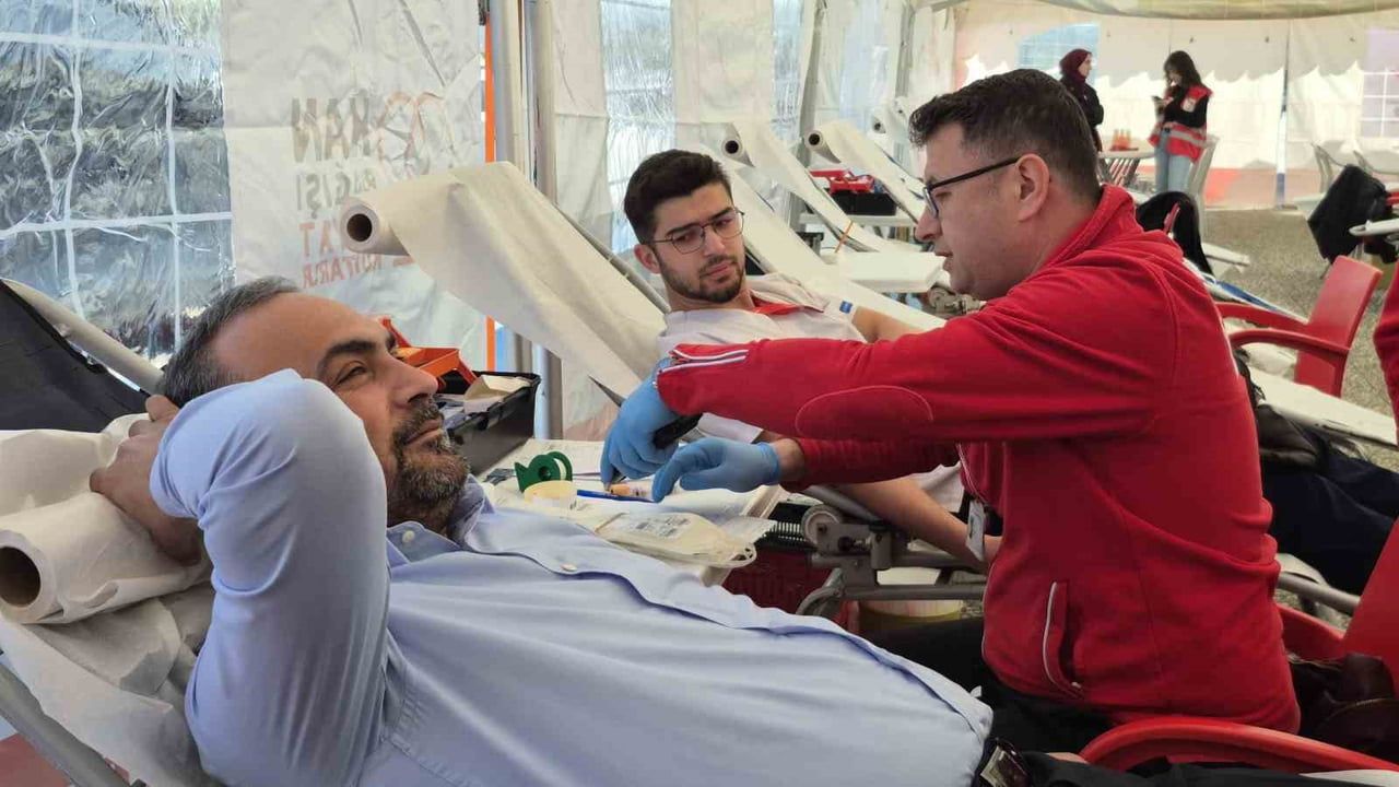 Bartın Üniversitesi'nde kan bağış kampanyasına öğrencilerden yoğun katılım
