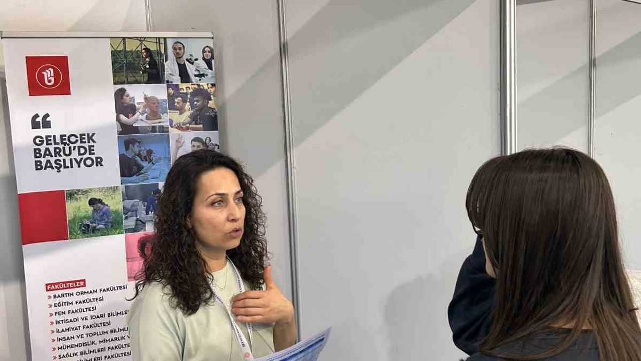 BARÜ, İnegöl 8. Üniversite ve Meslek Tanıtım Günleri'nde aday öğrencilerle buluştu