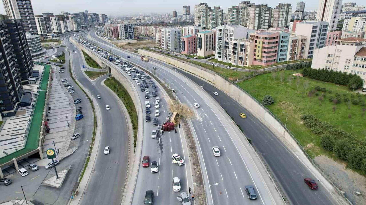 Başakşehir'de hafriyat kamyonu devrildi: Yol kısmen trafiğe kapandı