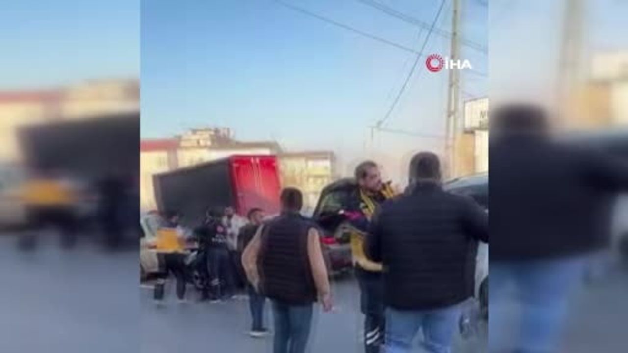 Başakşehir'de maddi hasarlı kaza sonrası yol ortasında kavga: Sürücüye yumruklu saldırı