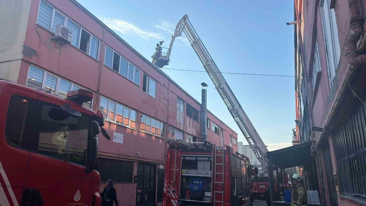 Başakşehir İSTEKS Sanayi Sitesi'nde çatı yangını itfaiye tarafından söndürüldü