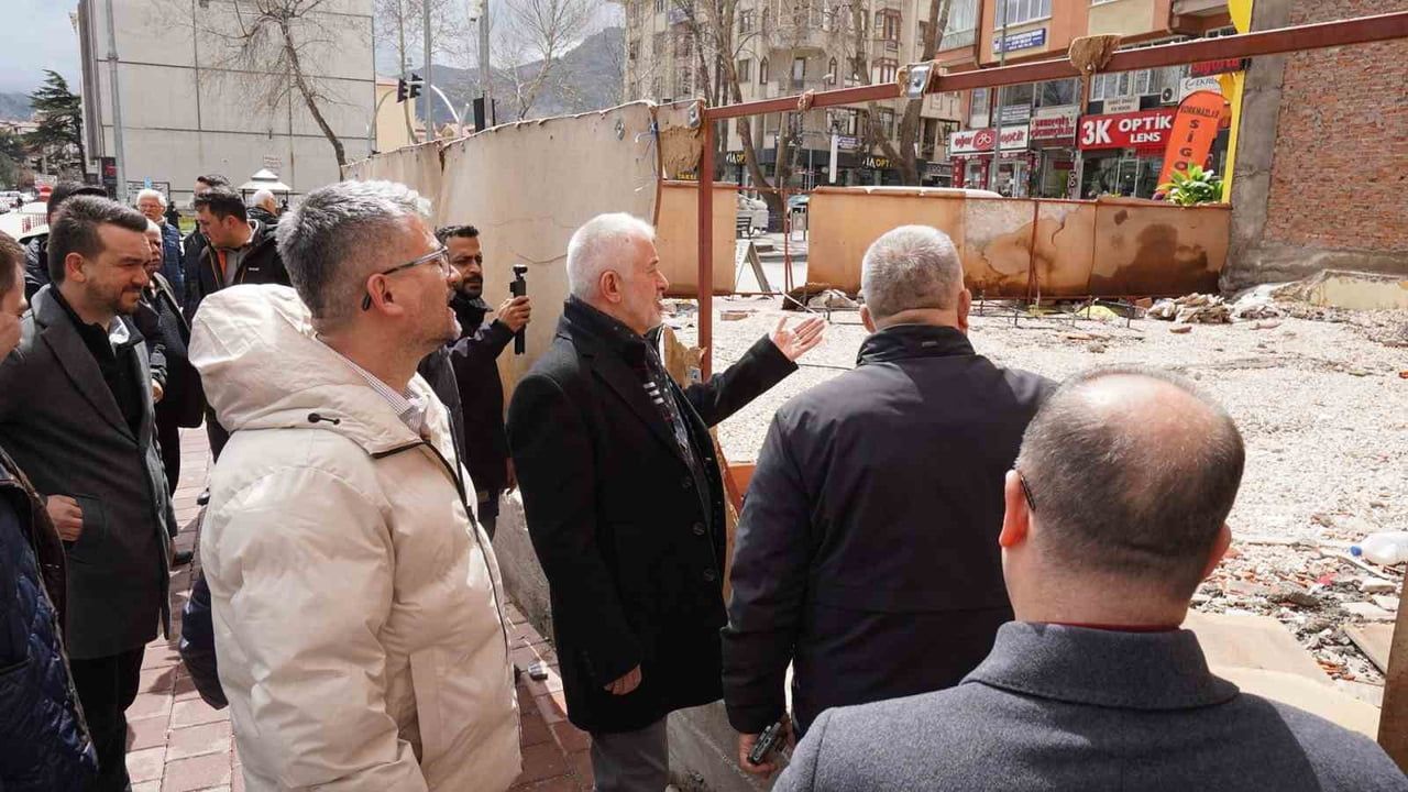 Başdeğirmen: Cumhuriyet Caddesi'nde refüj kaldırılacak, vatandaşı memnun edecek düzenleme yapılacak