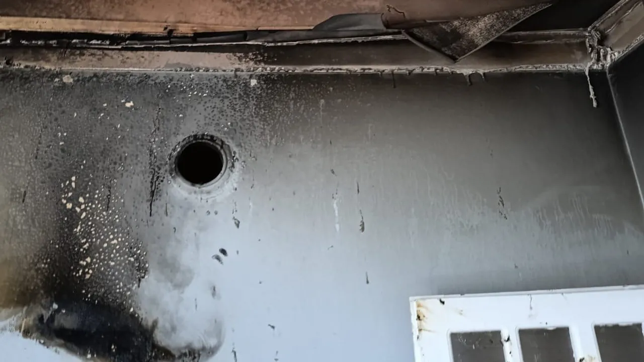 Başkale'de kömür sobası bacasından çıkan yangın evde maddi hasara yol açtı