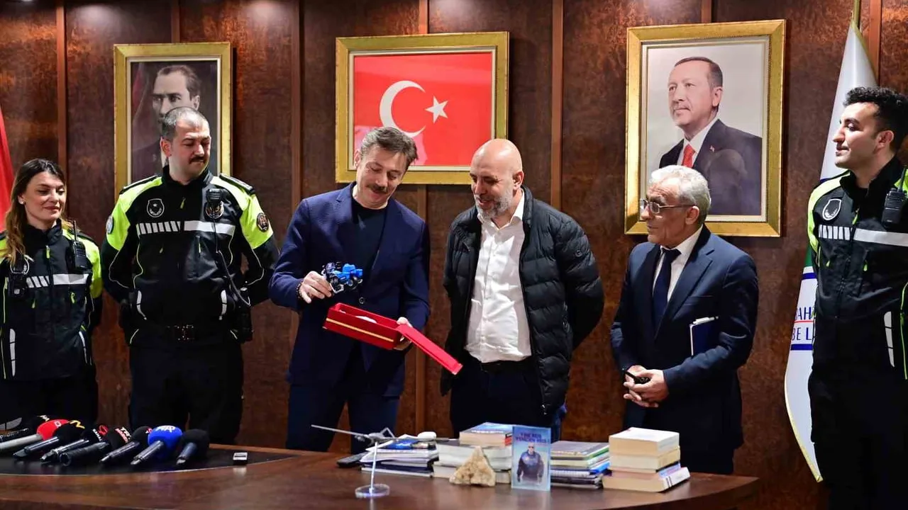 Başkan Bahadır, 3 aylık bebeği hastaneye ulaştıran motosikletli zabıta ekibini ödüllendirdi