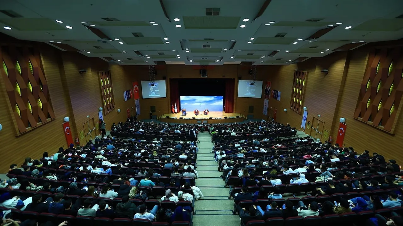 Başkan Büyükkılıç, Kayseri Üniversitesi'nde gençlerle buluştu
