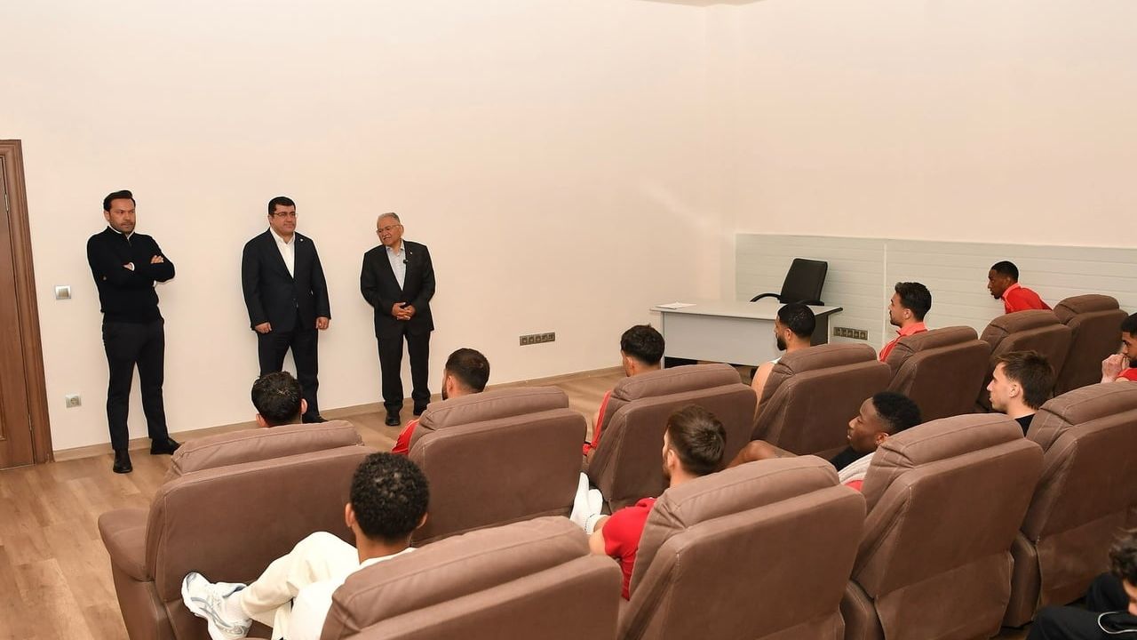 Başkan Büyükkılıç'tan Kayserispor'a maç öncesi moral ziyareti