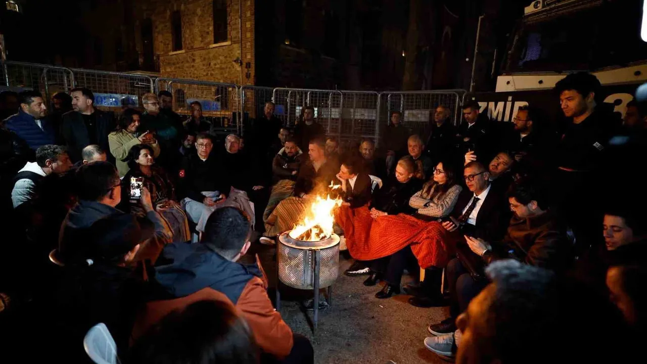 Başkan Cemil Tugay, Meslek Fabrikası Önünde Gece Boyu Nöbette