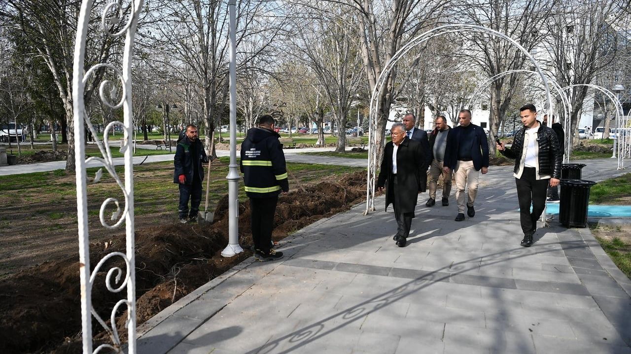 Başkan Dr. Memduh Büyükkılıç Mimarsinan Parkı’nda Vatandaş ve Öğrencilerle Buluştu