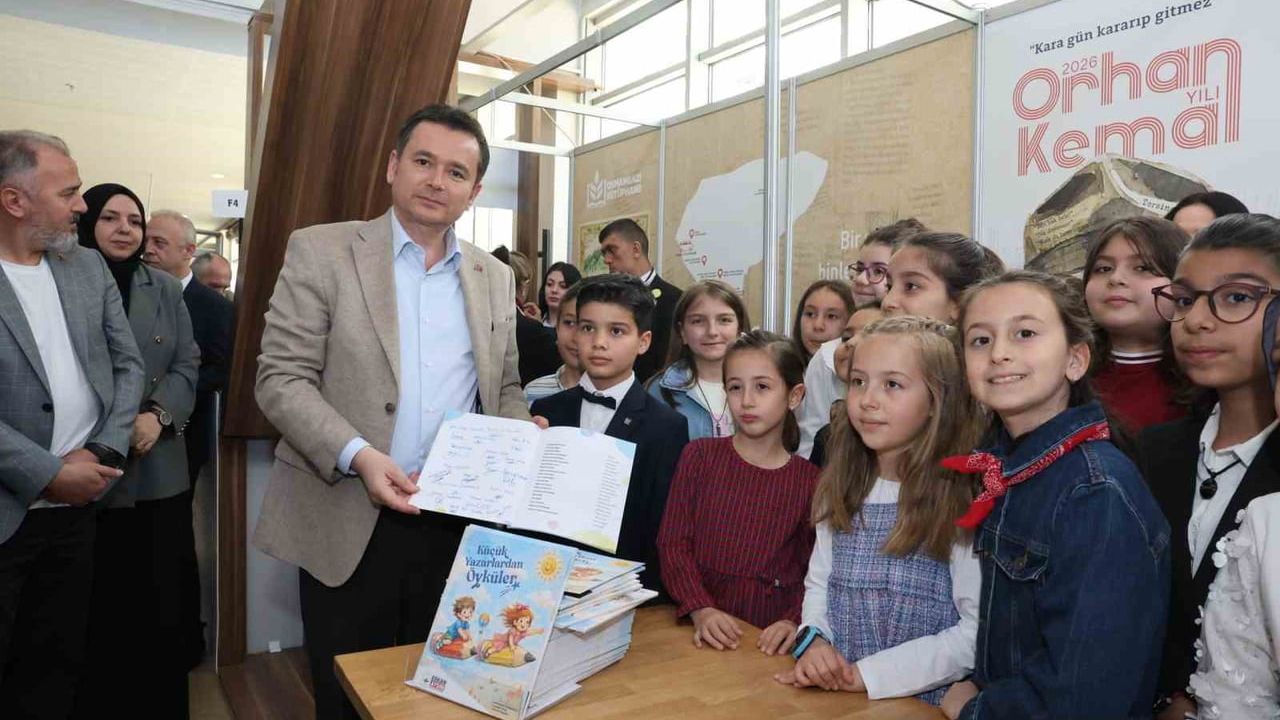 Başkan Erkan Aydın, Bursa 23. Kitap Fuarı'nda 'Küçük Yazarlar Atölyesi' öğrencileriyle buluştu