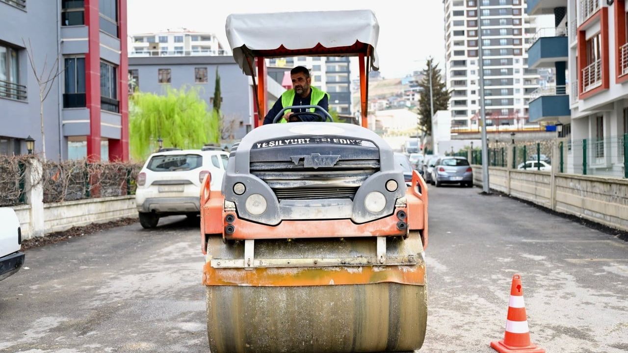 Başkan Geçit Tecde Mahallesi'nde yol yenileme çalışmalarını yerinde inceledi