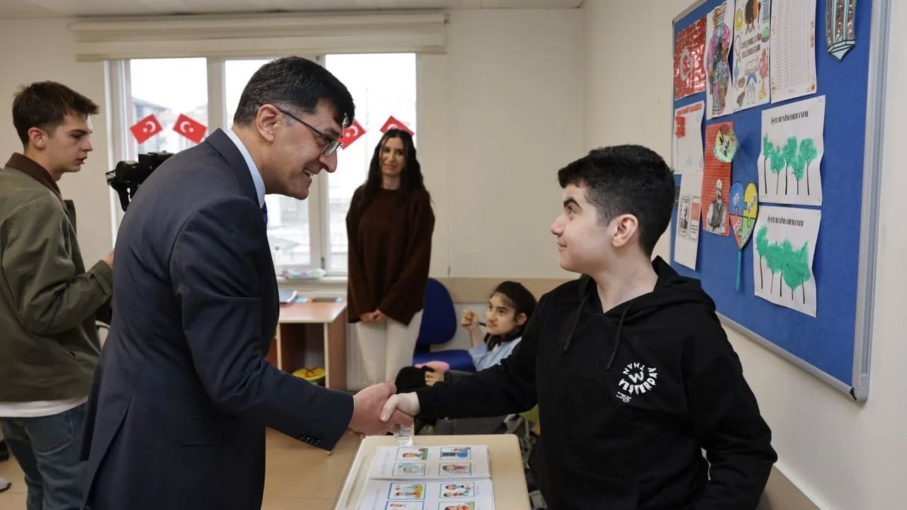 Başkan Kahveci Kütahya Sevgi Denizi Özel Eğitim Uygulama Okulu'nu Ziyaret Etti: Sevgi ve Anlayış Vurgusu